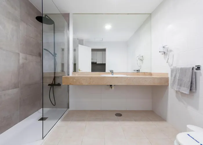 Home2book Sunny Apt, Terrace & Pool קורלחו